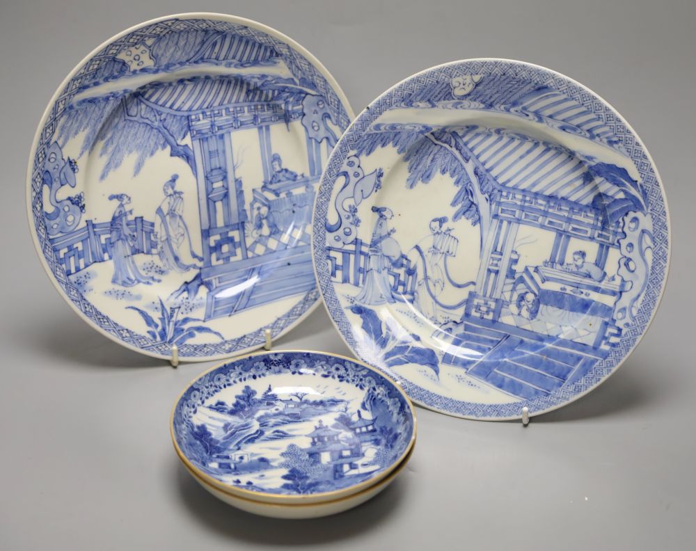 Two pairs of Chinese blue and white dishes, diameter 25cm